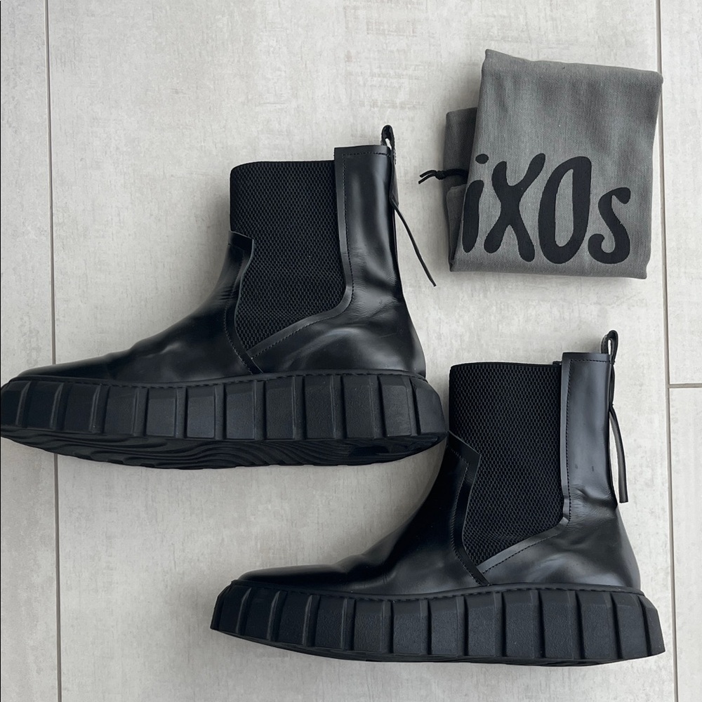 Sleek Black Ankle Boots with Chunky Sole